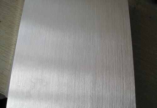 চুলের লাইন রঙিন অ্যালুমিনিয়াম কয়েল খাদ 3105 0.55 মিমি প্রিপেইন্ট অ্যালুমিনিয়াম শীট ক্যাবিনেটের পৃষ্ঠের সজ্জা জন্য