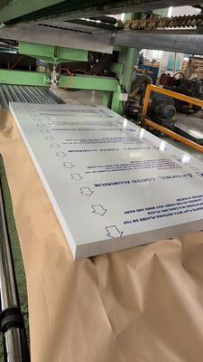 0.080" পুরুত্ব 36 ইঞ্চি ওয়াইড অ্যালয় 3105 কিনার পিভিডিএফ ম্যাট গ্রে রাল 7046 অ্যালুমিনিয়াম ছাদ শীট তৈরির জন্য রঙের প্রি-পেইন্ট করা অ্যালুমিনিয়াম কয়েল